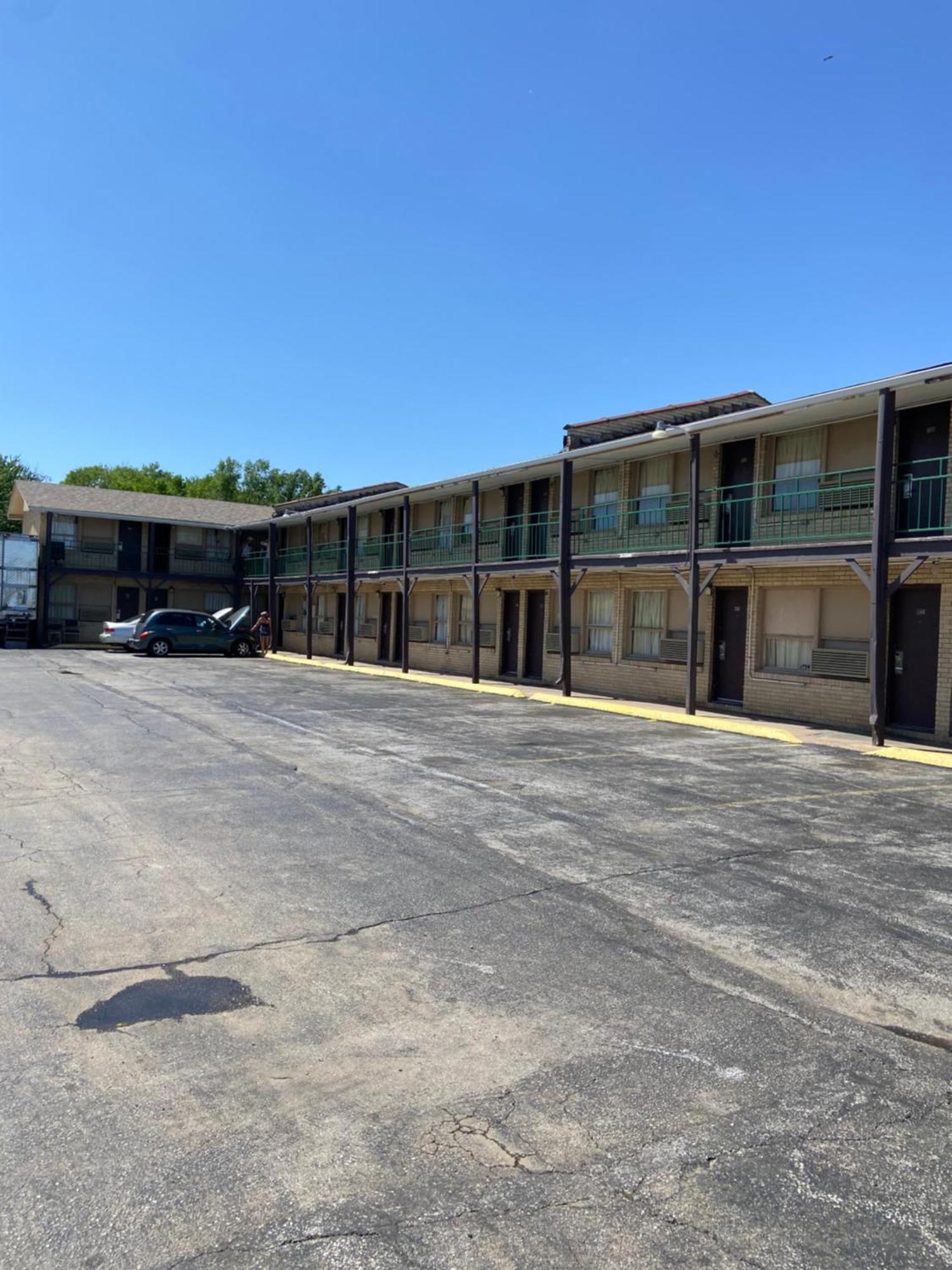 Glenstone Place Extended Stay Motel Springfield Exterior photo